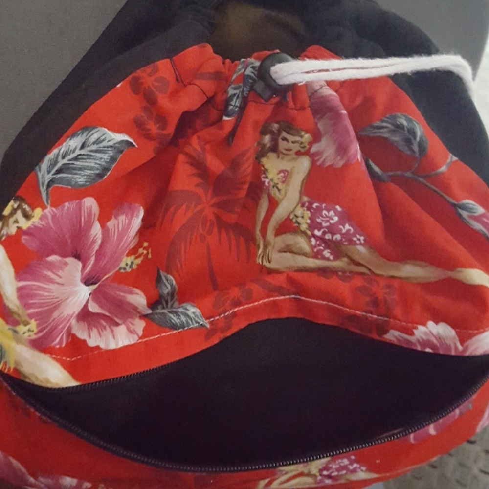 Hawaiian Print Backpack. - Picture 5 of 6